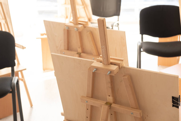 empty easels in art studio, rear view, blur and selective focus.  - Foto, Bild