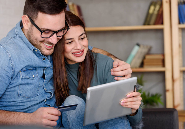 junges Paar mit Tablet im modernen Home Office - Foto, Bild