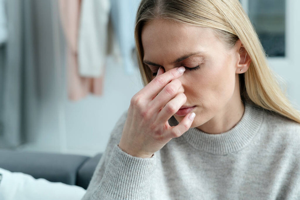 Nahaufnahme von Frauen mit Kopfschmerzen leiden unter verschwommener Sehschwäche, Mädchen fühlen Augenreizungen und Migräne, gestresste Person, Überarbeitungskonzept - Foto, Bild