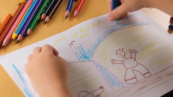 Renkli kalemlerle çocuk boyama, çocuk çizimi, resim - Video, Çekim