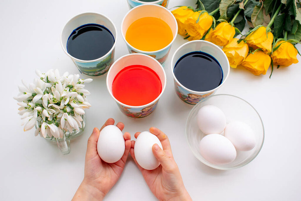 Coloring eggs for Easter. DIY.  Step by step. Step 5 - Foto, Imagen