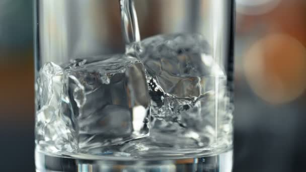 Szuper Lassú Mozgású Részlet Vodka Üvegbe öntéséről Jégkockákkal 1000fps-on. Fényképezte nagy sebességű mozi kamera, 4K. - Felvétel, videó