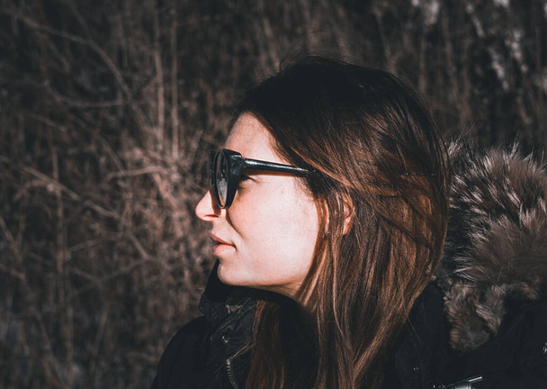 detail mladé ženy nosí sluneční brýle - Fotografie, Obrázek