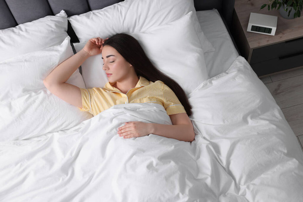 Krásná mladá žena spí v měkké posteli doma, nad výhledem - Fotografie, Obrázek