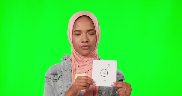 Vihreä näyttö, sukupuolten tasa-arvo ja musliminainen kyltti, paperi ja symboli eristetty studio tausta. Vakava, hijab ja muotokuva naisten osoittaa symboli vapauden tai vaikutusvallan. - Materiaali, video
