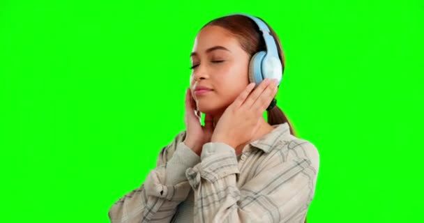 Zöld képernyő, fejhallgató és nő zenét hallgat elszigetelt stúdió háttérrádióban, tánc és nyugalom. Gen z személy tánc audio technológia streaming szolgáltatás promóció mockup helyet. - Felvétel, videó