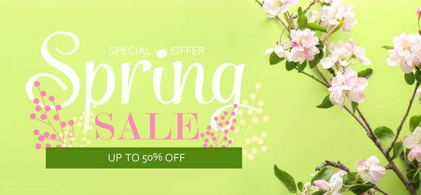 Beautiful blossoming tree branches on green background. Spring sale - Foto, immagini