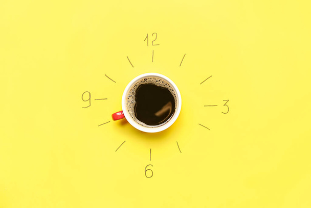 Composición creativa con reloj dibujado y taza de café sobre fondo amarillo - Foto, Imagen