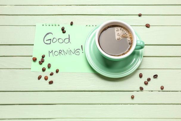 Taza de café, frijoles y papel con texto Buenos días sobre fondo de madera color - Foto, Imagen