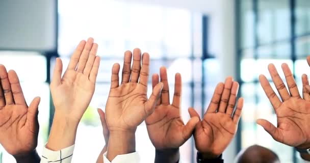 Hände, Fragen und Abstimmungen mit einem Geschäftsteam, das erhobene Hand in Hand in ihrem Büro bei der Arbeit steht. Treffen, Volontariat und Faq mit einer Mitarbeitergruppe oder einem Publikum auf einer Konferenz. - Filmmaterial, Video