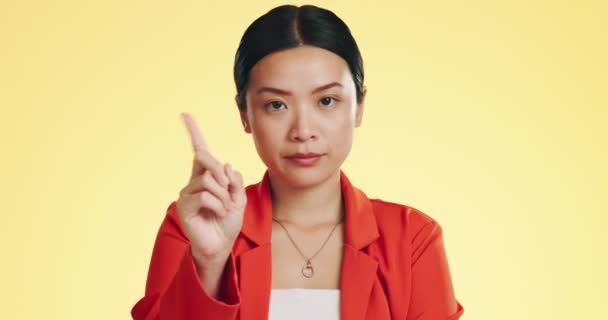 Gezicht, waarschuwing en Aziatische vrouw serieus, vinger en stop tegen een studio achtergrond. Portret, Japanse vrouw en dame met handgebaar voor afwijzing, ongelukkig meisje en gefrustreerd door onenigheid. - Video