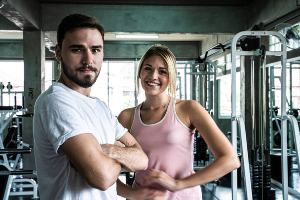 Smart urheilu mies ja nainen treenata kuntosalilla terveellistä elämäntapaa - Valokuva, kuva