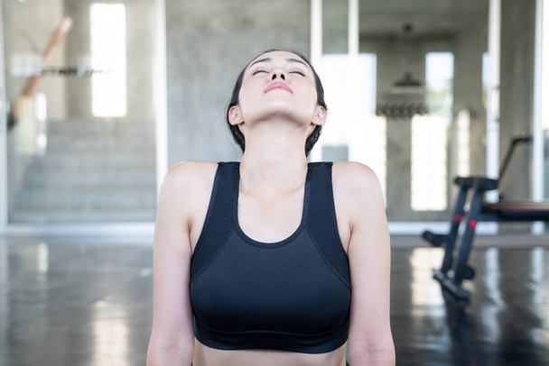 Aziatische woamn praktijk yoga flexibiliteit in fitness sportschool meditatie oefening - Foto, afbeelding