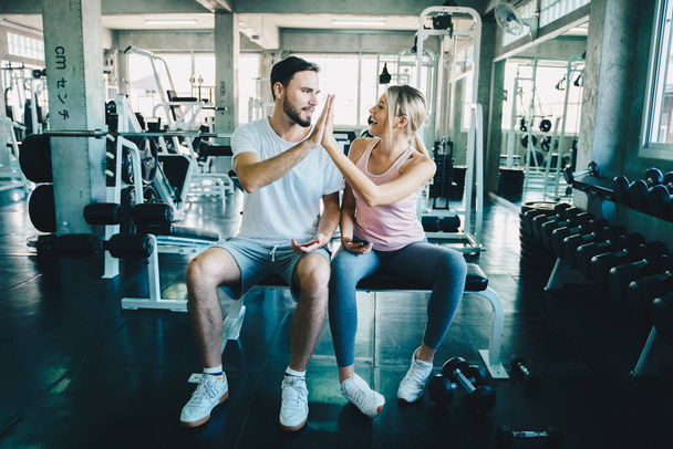 Sport intelligent homme et femme travaillant dans la salle de fitness mode de vie sain - Photo, image