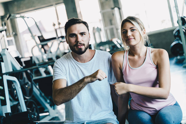 Chytrý sportovní muž a žena cvičí ve fitness tělocvičně zdravý životní styl - Fotografie, Obrázek