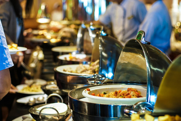 Ludzie chwycić żywności w formie bufetu i sałatki żywności w restauracji hotelowej seminarium szkoleniowe przemysłu spożywczego i napojów - Zdjęcie, obraz