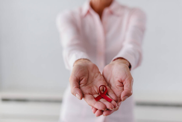 červená stuha, pomáhá povědomí v ženských rukou - Fotografie, Obrázek