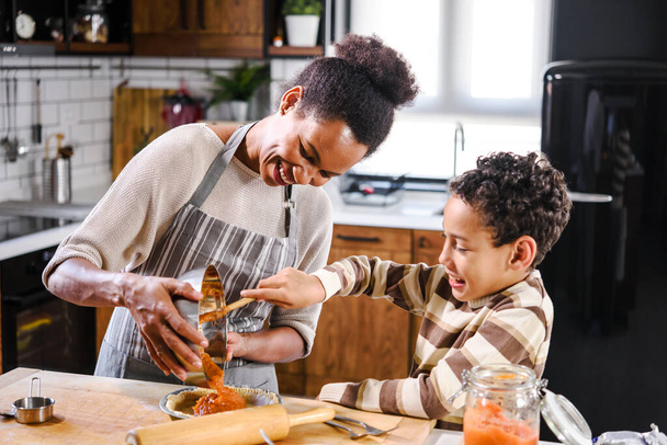 афроамериканська мати і син готують гарбузовий пиріг
 - Фото, зображення