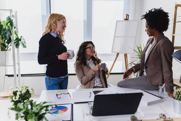 mooie gemengde ras vrouwen werken in het kantoor - Foto, afbeelding
