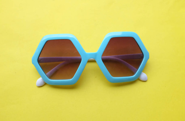 Прохолодні стильні вінтажні блакитні шестикутні пластикові рами сонцезахисні окуляри ізольовані на білому тлі. Модні літні аксесуари Fashion. Концепція продажу окулярів та окулярів
 - Фото, зображення