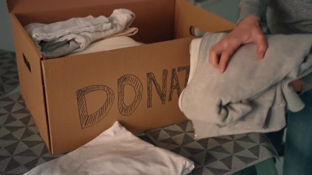 close up voluntário trabalhando no centro de caridade embalagem ajuda caixa doando conceito - Filmagem, Vídeo