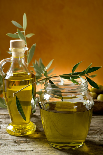 aceite de oliva sobre fondo de madera
 - Foto, imagen