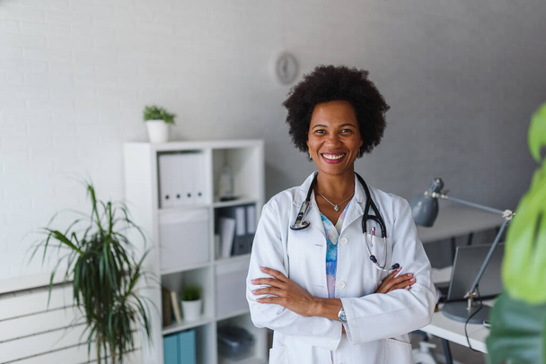 zblízka portrét africké americké ženy lékař pózuje v kanceláři - Fotografie, Obrázek
