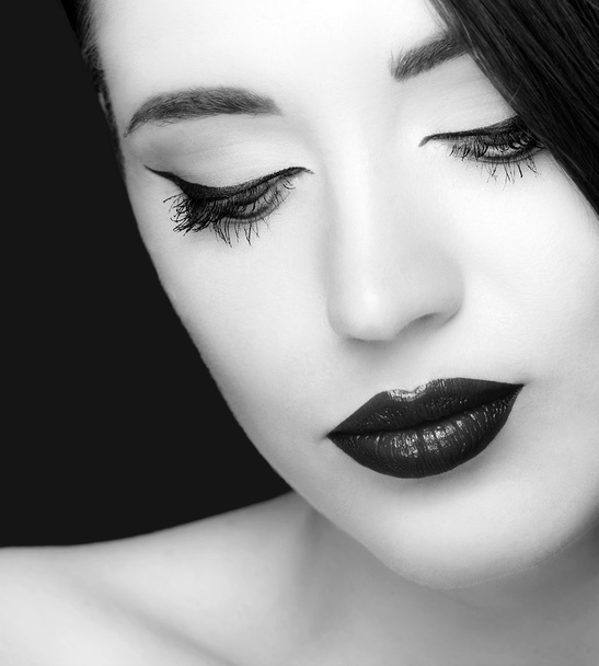 Gorgeous young woman with long eyelashes. Perfect makeup. - Photo, Image