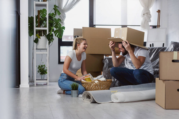 Jeune couple emménageant dans une nouvelle maison
  - Photo, image