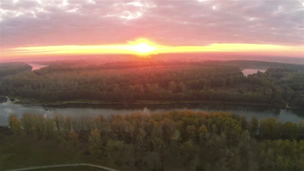 Roter Sonnenuntergang, Fluss und Wald. Seitwärtsflug aus der Luft - Filmmaterial, Video
