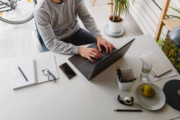 näkymä liikemies käyttää kannettavaa tietokonetta, kirjoittamalla toimistossa - Valokuva, kuva