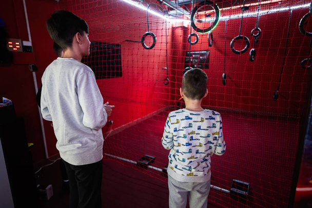 Children flying remote control drones game indoor play zone. - Foto, Imagen