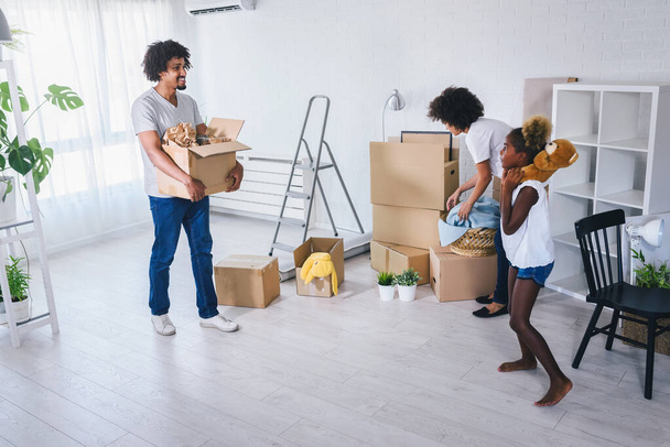 familia afroamericana feliz en nuevo apartamento - Foto, Imagen