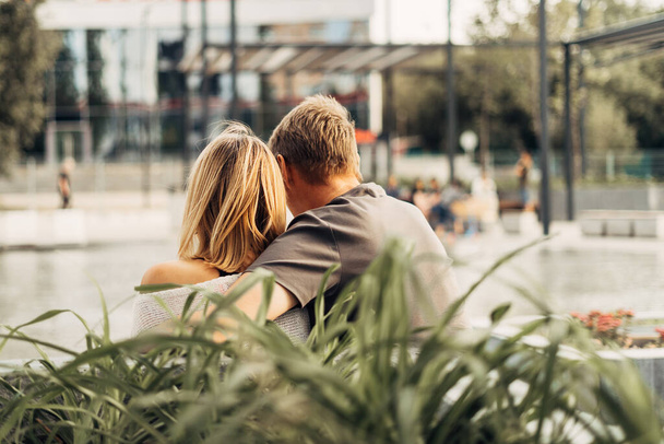 Una coppia romantica adulta matura felice innamorata seduta sulla panchina all'aperto nel parco cittadino. Un uomo e una donna caucasici biondi passano del tempo insieme. Moglie anziana e marito a piedi fuori - Foto, immagini
