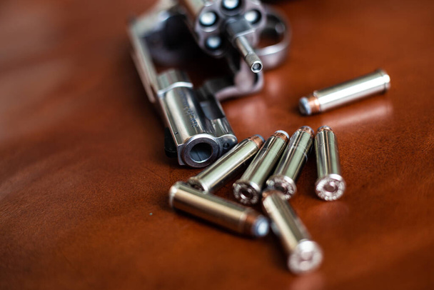 .357 магнум скрывают защиту небольшой пистолет с пулей священной точки куртки на коричневой коже - Фото, изображение