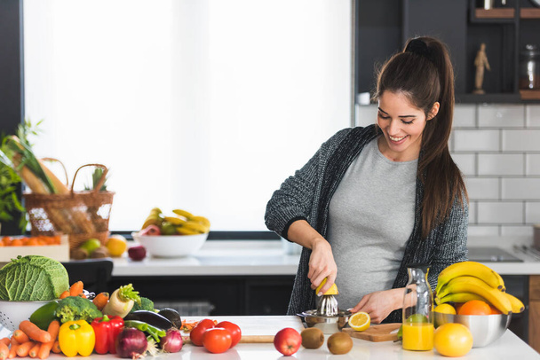 жінка ріже фрукти на кухні, концепція здорової їжі
  - Фото, зображення