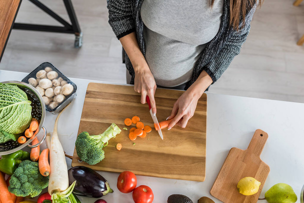 mulher cortando legumes e frutas na cozinha, conceito de comida saudável  - Foto, Imagem