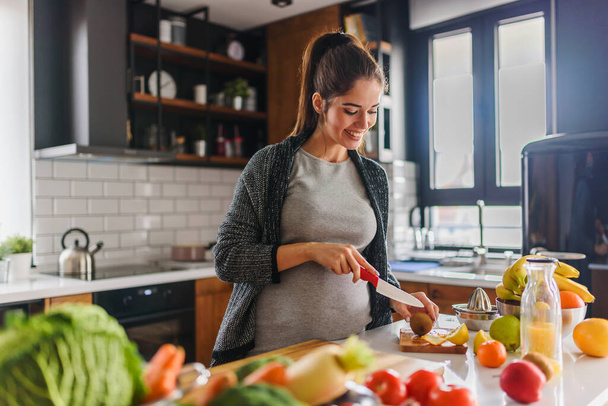 mujer cortando verduras y frutas en la cocina, concepto de comida saludable  - Foto, imagen