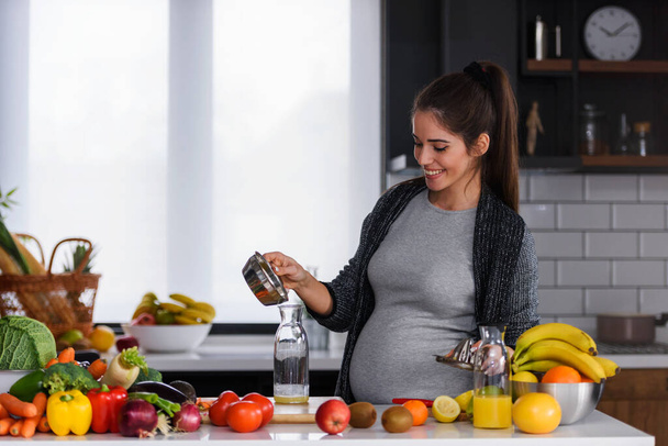 donna che taglia verdure e frutta in cucina, concetto di cibo sano  - Foto, immagini