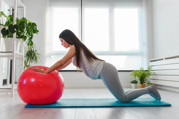 έγκυος γυναίκα άσκηση με μπάλα στο γυμναστήριο - Φωτογραφία, εικόνα