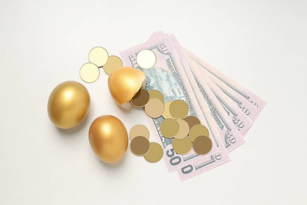 Konzept von Reichtum und Ruhestand - goldene Eier - Foto, Bild