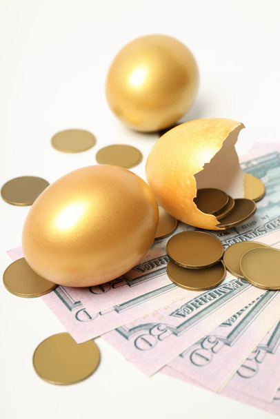 Pojęcie bogactwa i emerytury - złote jaja - Zdjęcie, obraz