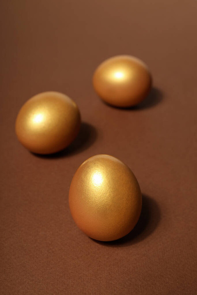 Concepto de riqueza y jubilación: huevos de oro - Foto, imagen