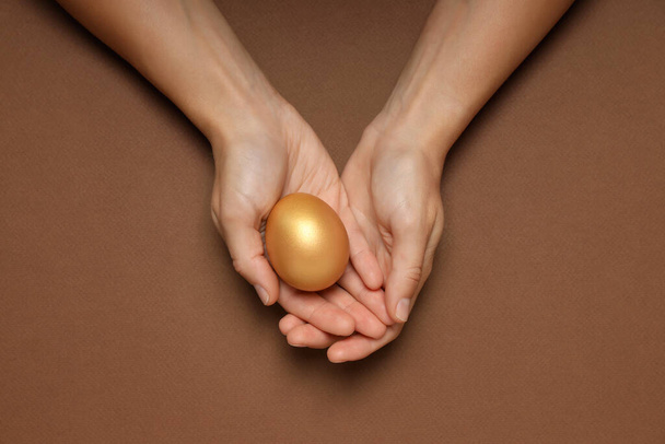 Koncept bohatství a penze - zlatá vejce - Fotografie, Obrázek