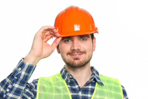 Jovem engenheiro civil em chapéu de segurança isolado em fundo branco - Foto, Imagem