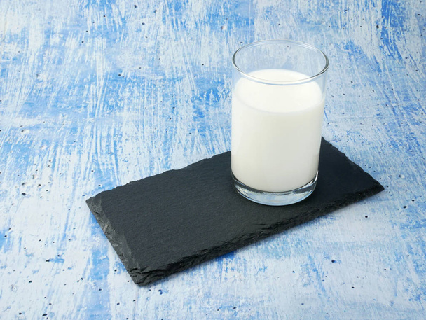Un vaso de leche sobre la mesa
 - Foto, Imagen