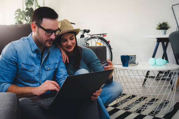 glückliches Paar macht Online-Bestellung zu Hause, Einkaufskonzept - Foto, Bild