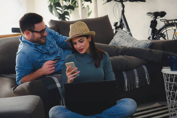 ευτυχισμένο ζευγάρι κάνει online παραγγελία στο σπίτι, έννοια ψώνια - Φωτογραφία, εικόνα