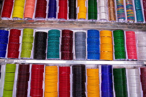 Multi-gekleurde Glass Bangles te koop kan worden gebruikt als achtergrond textuur wallpaper - Foto, afbeelding