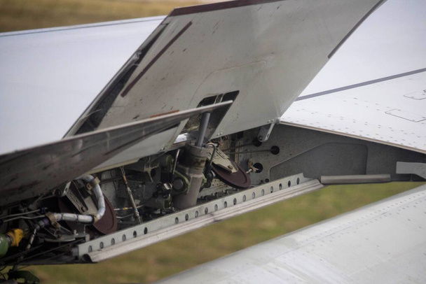 着陸中にフラップが動く飛行機の翼の詳細 - 写真・画像